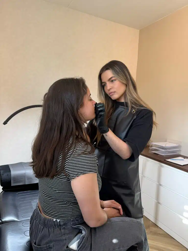 Cis van Vida Brow Studio tijdens een powderbrows-behandeling